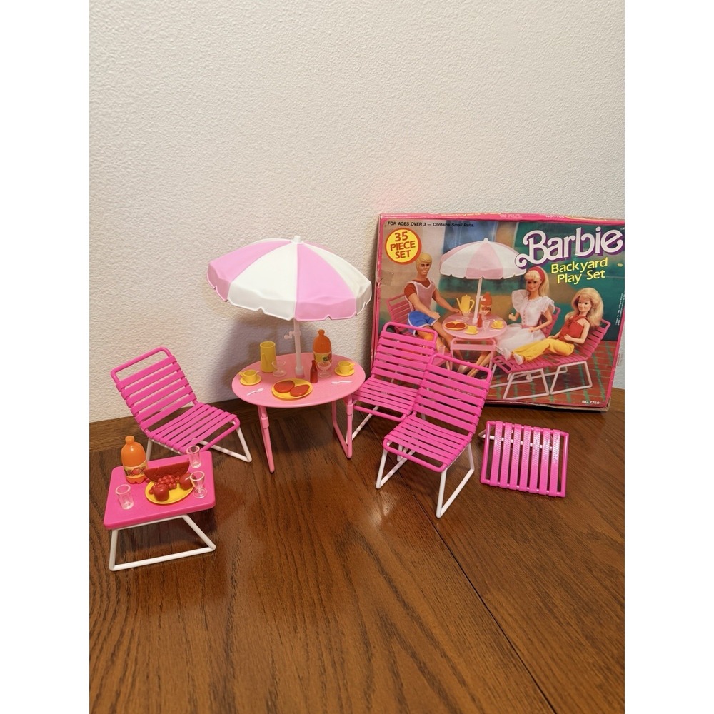 Vintage Barbie Backyard Patio Umbrella Picnic Playset #7750 1986‎
